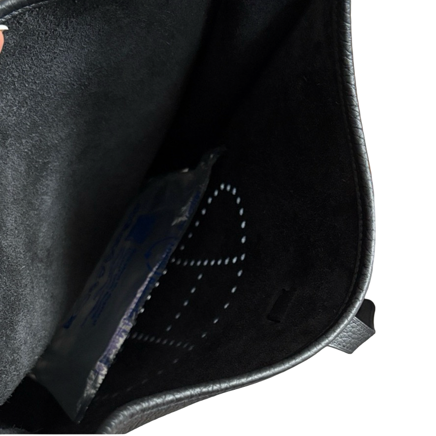 Hermès Black Evelyne PM 29
Shoulder Bag With Gold Hardware