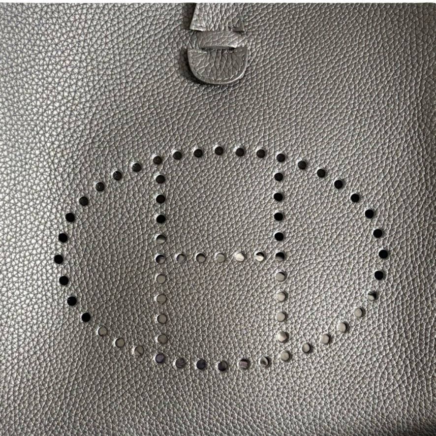 Hermès Black Evelyne PM 29
Shoulder Bag With Gold Hardware